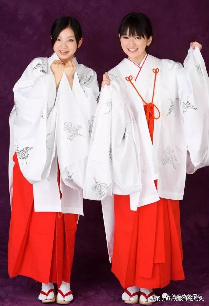 诞生时间比民*旗国**袍长不了多久的和服女袴——行灯袴