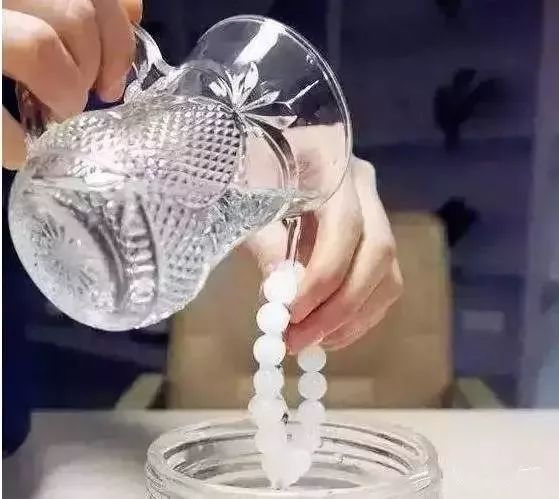 珠宝一般消磁用的是什么容器,珠宝里的消磁石有什么作用