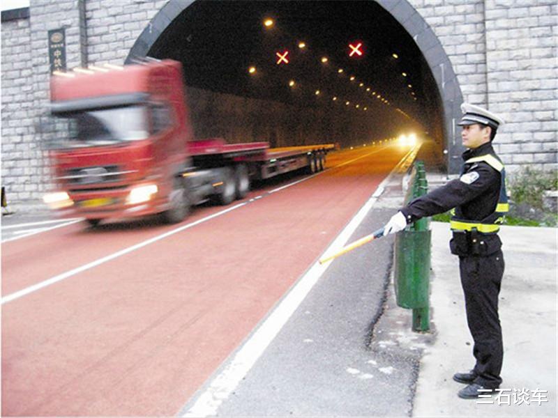 高速公路问号加灯泡是什么标志,高速公路打转向灯怎么处罚