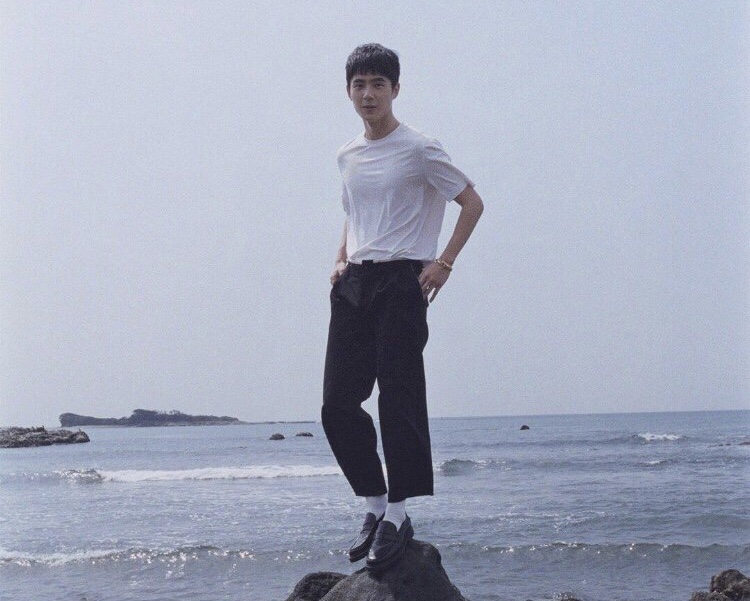 刘昊然绝美生图,刘昊然红条纹衫写真高清