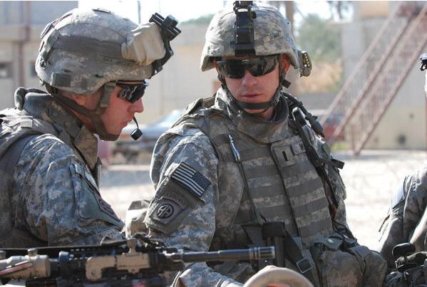 美国大兵佩戴的防护镜,为什么美国大兵都戴眼镜