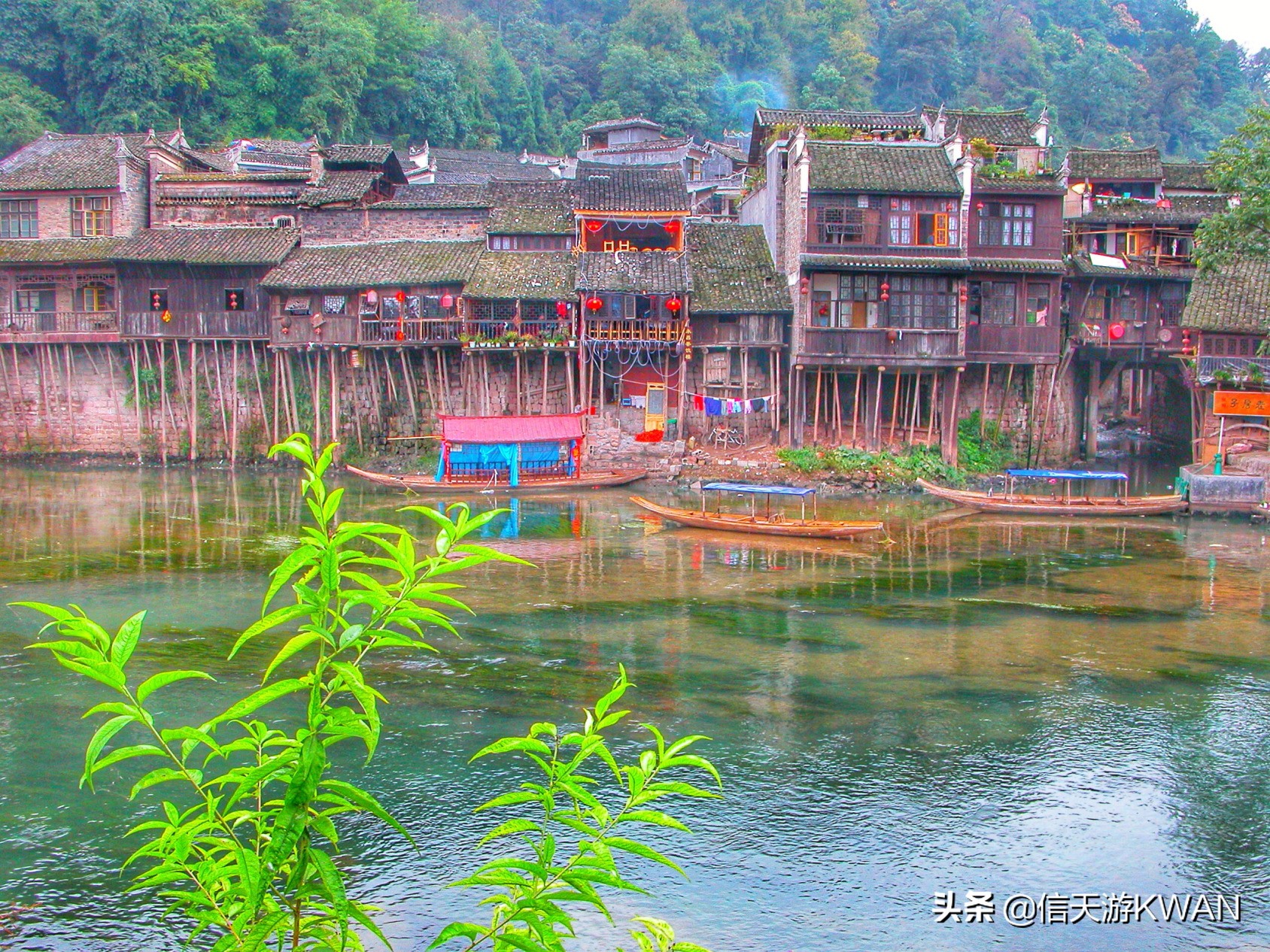 边城：沈从文笔下的湘西,沈从文在边城中对沱江的描写