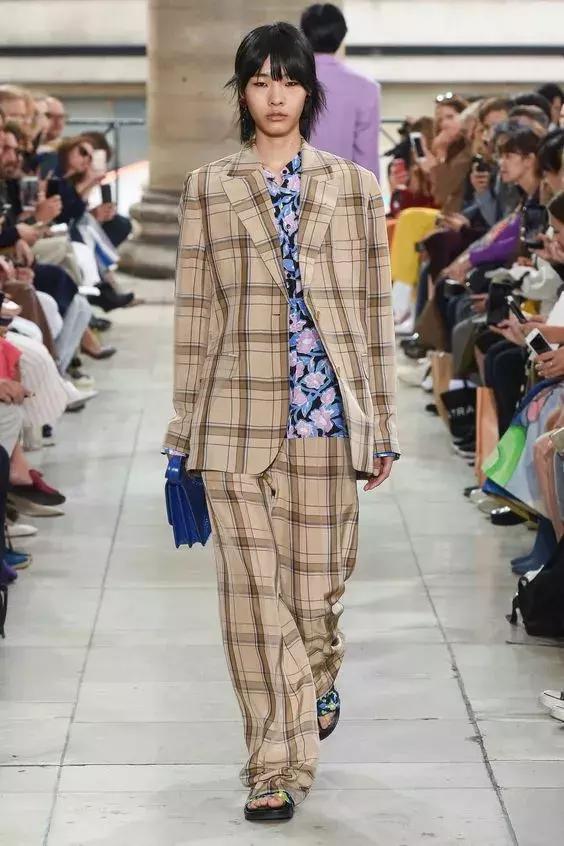 穿上西装我就必须彬彬有礼,像大人一样穿上一身帅气西装