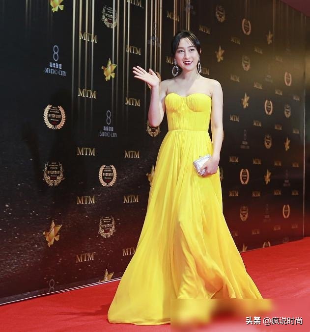 39岁马苏放得开，低胸礼服“撑”出凹凸感，饱满线条太迷人