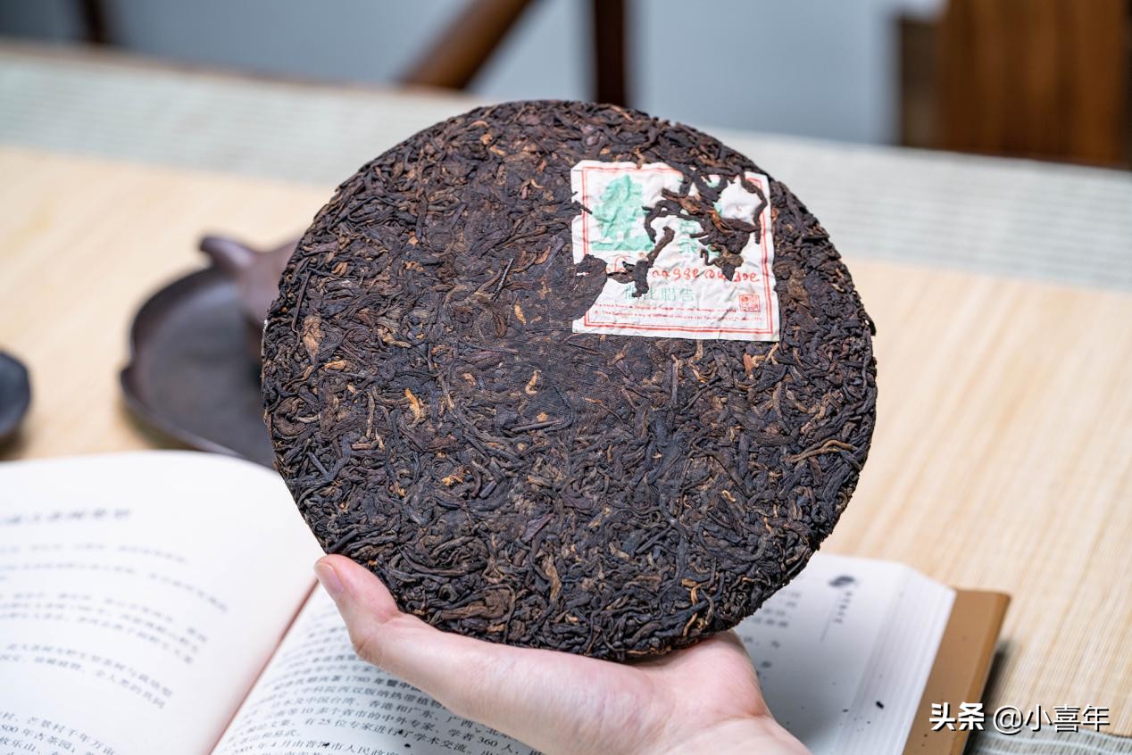 普洱茶饼包装纸有黄点,普洱茶饼撬开有黄色粉末是什么