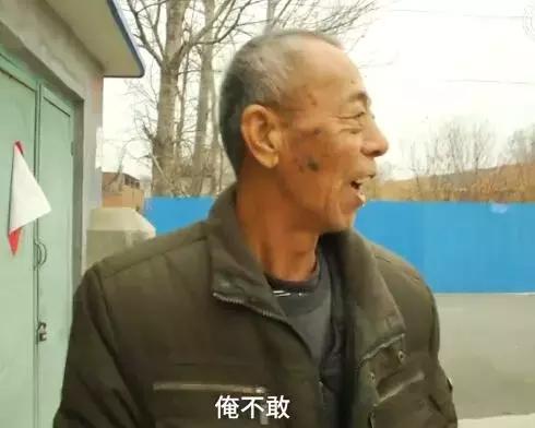 青岛大妈上吊式锻炼治颈椎!还能吊着睡觉!网友:你大妈永远是你大妈!