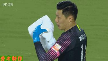 王大雷怒摔水瓶+飚国骂，慢镜头回看2次丢球，左路2将被打爆