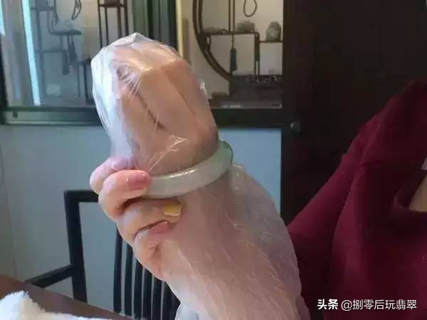 翡翠手镯洗澡时要取下来吗,戴翡翠手镯晚上需要取下来吗