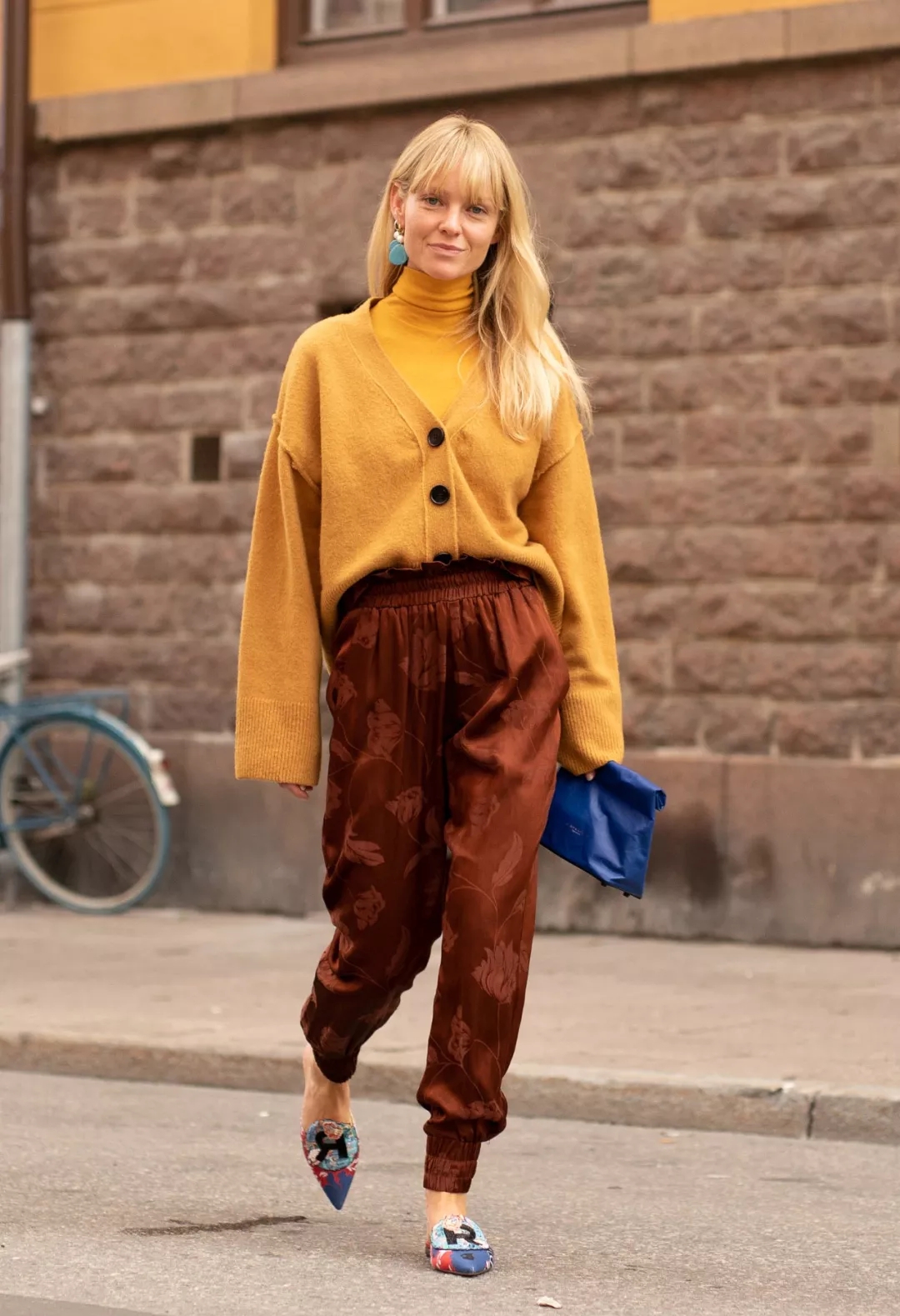 秋冬v领毛衣怎么搭配好看,什么颜色的v领毛衣比较百搭