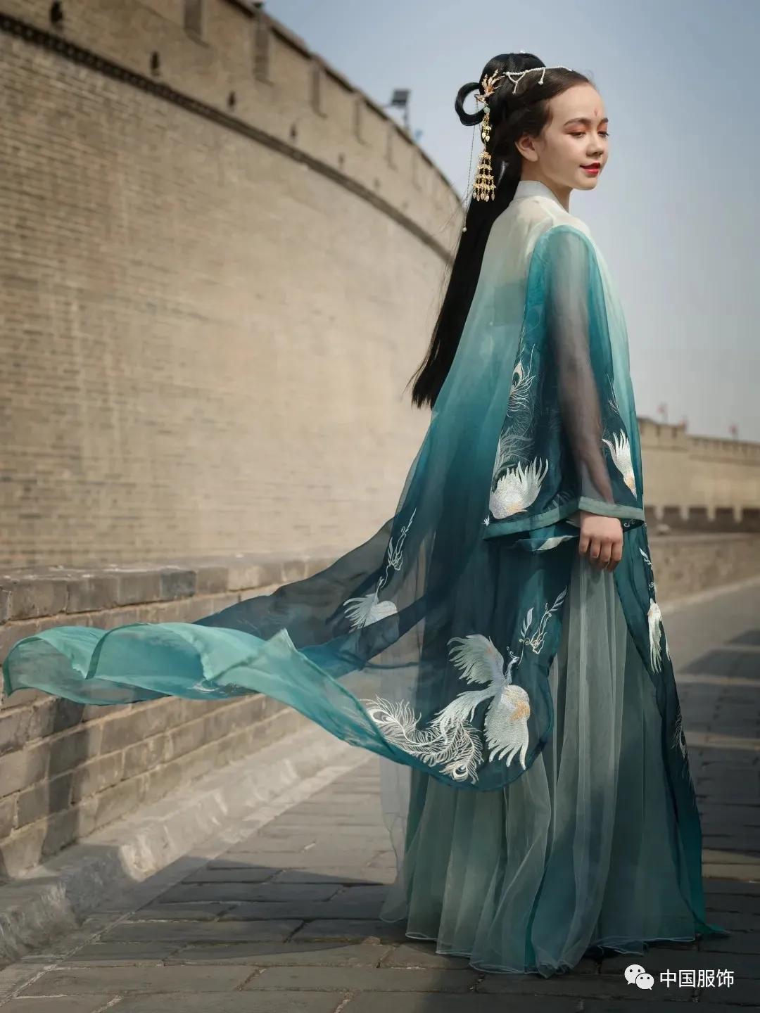 行业首发,JS蒋硕·肩上云×《中国服饰》杂志2021北京时装周上演汉服童装专场发布