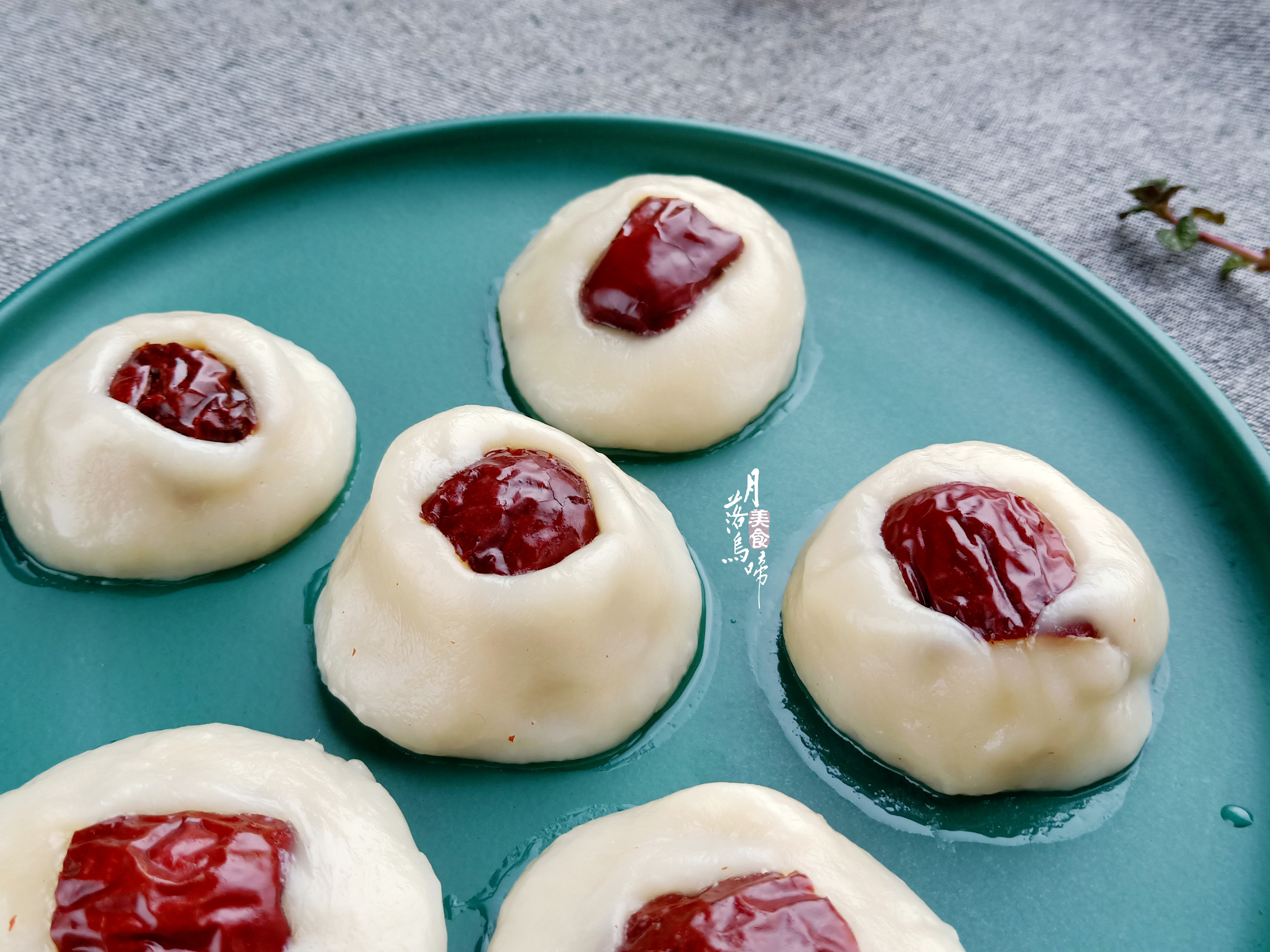2颗红枣半碗粉，蒸出8个小甜点，软糯甜蜜真好吃，不加糖更健康