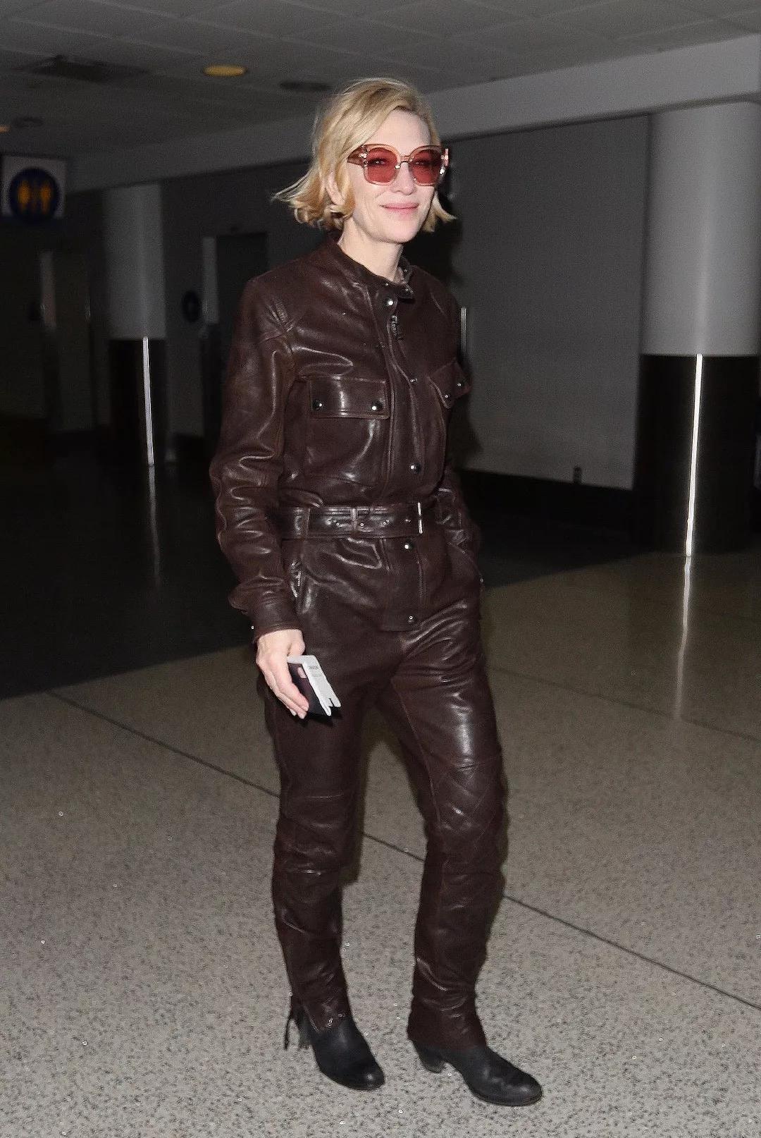 “大魔王”凯特现身机场，一身机车皮衣酷帅有型，50岁独自潇洒