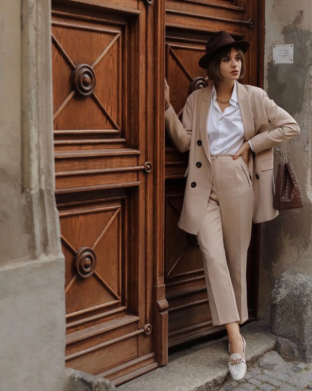 奶茶色搭配什么颜色好看冬天,奶茶色搭配什么颜色显高级