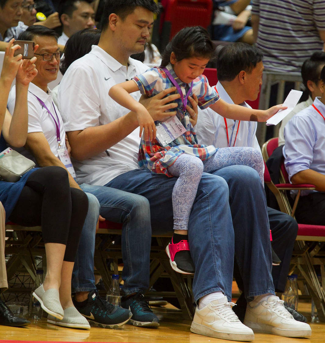 姚明采访谈自己的孩子,姚明对女儿展示篮球