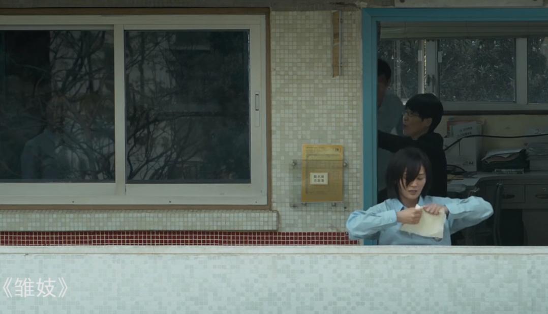 *妓雏**：十四岁少女被养父欺负，亲生母亲站在门前却坐视不管！