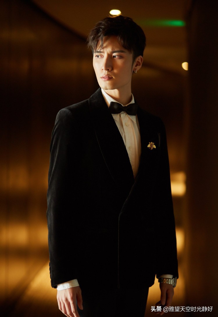 痞帅风男明星壁纸黑色,黑色西装壁纸