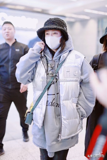 明星机场穿搭秋冬大衣,明星同款背心马甲外套穿搭