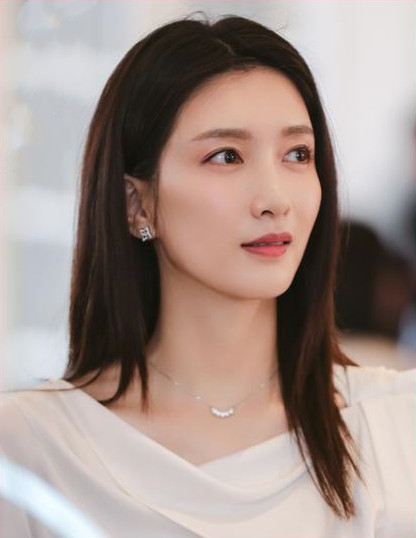 顾佳戴的项链是玫瑰金还是黄金,三十而已顾佳戴的那款项链叫什么