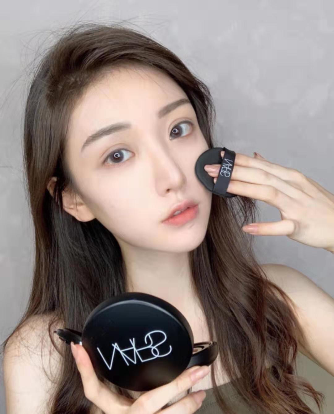 nars和阿玛尼气垫哪个适合混干皮,阿玛尼气垫和兰蔻气垫哪个好用