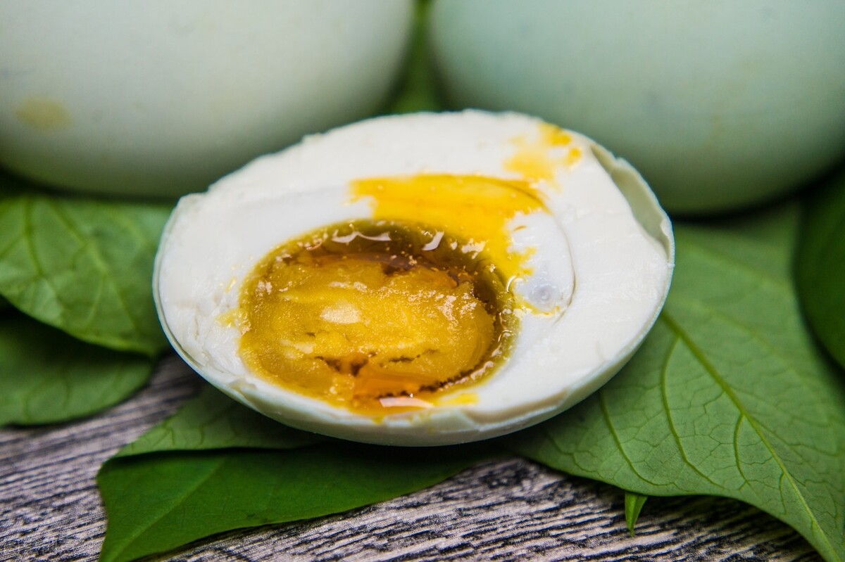 好吃又下饭的咸鸭蛋，教你自己在家腌，个个起沙流油，夏日必备