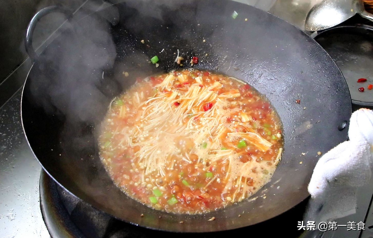 锡纸金针菇万能汤汁教程视频,怎么做最爆辣的金针菇