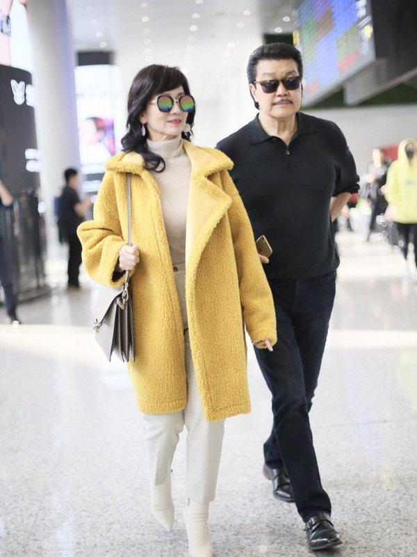 赵雅芝好会玩,穿呢大衣还要粘个大蝴蝶结,不显丑反而挺有时髦感