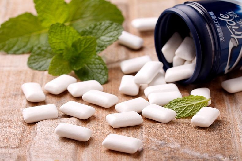 女子带违禁品被女警抓住,女子带零食过海关