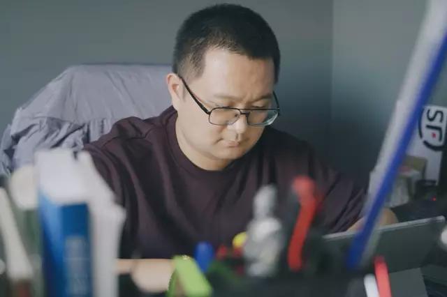 都市露宿者们：有人想当歌星未遂，有人被骗房产