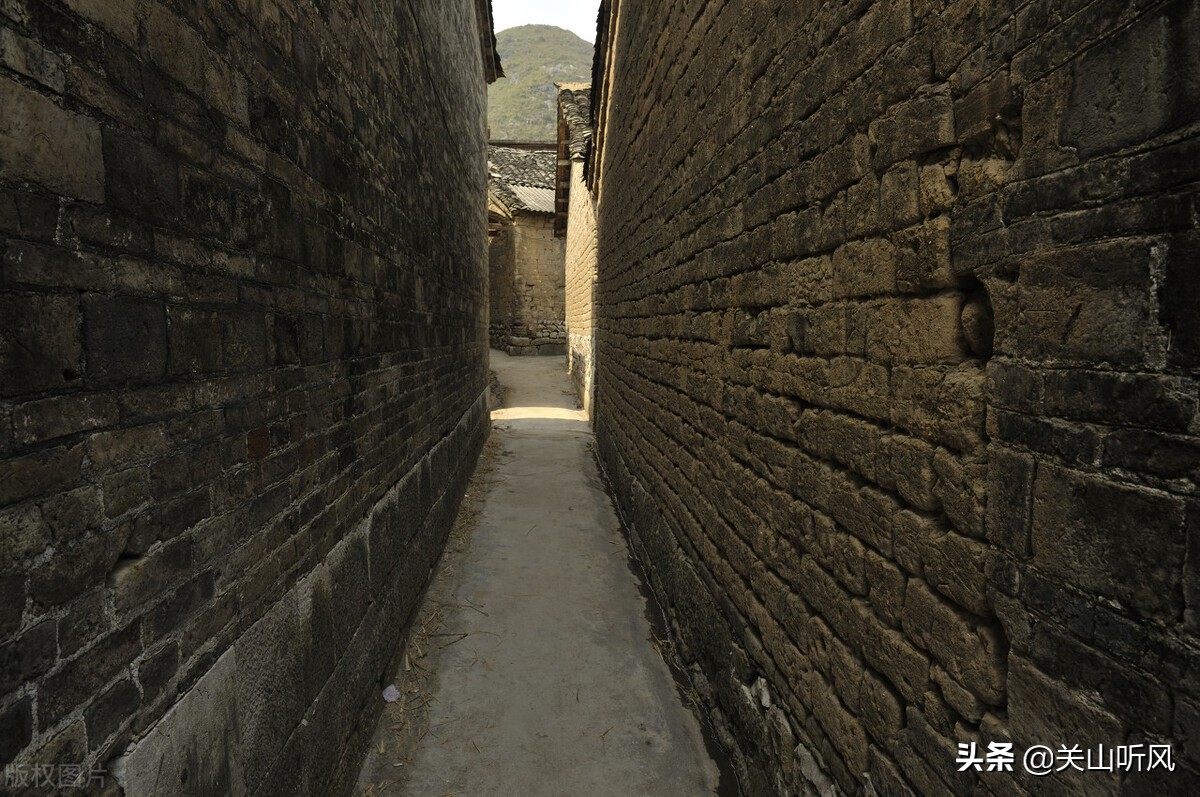 俗语两房夹一堂,两新夹旧的意思