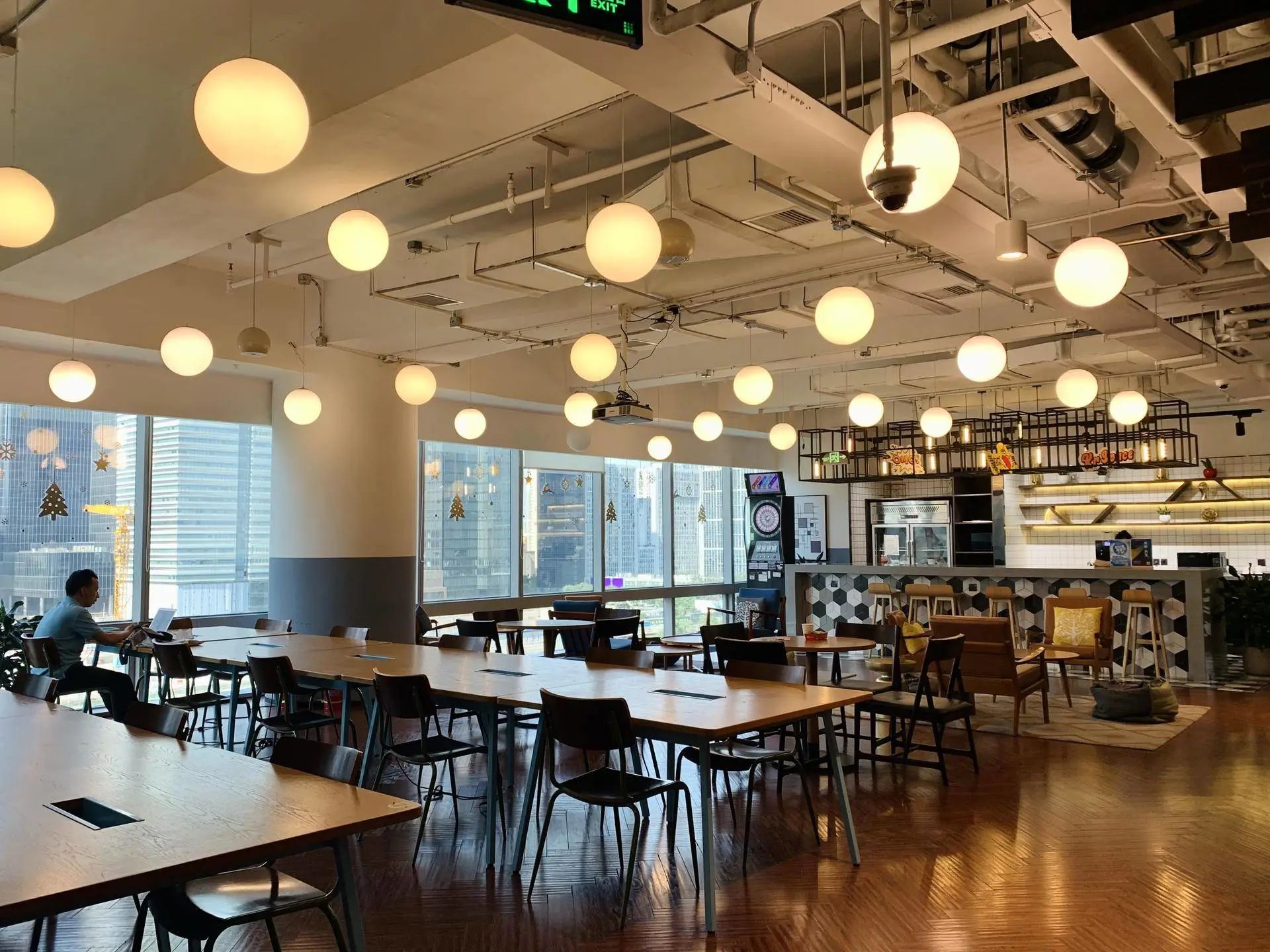 倒闭、空置、流血上市，共享办公还能撑多久？