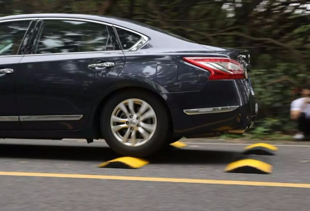 过减速带踩刹车有什么影响,过减速带刹车伤车吗