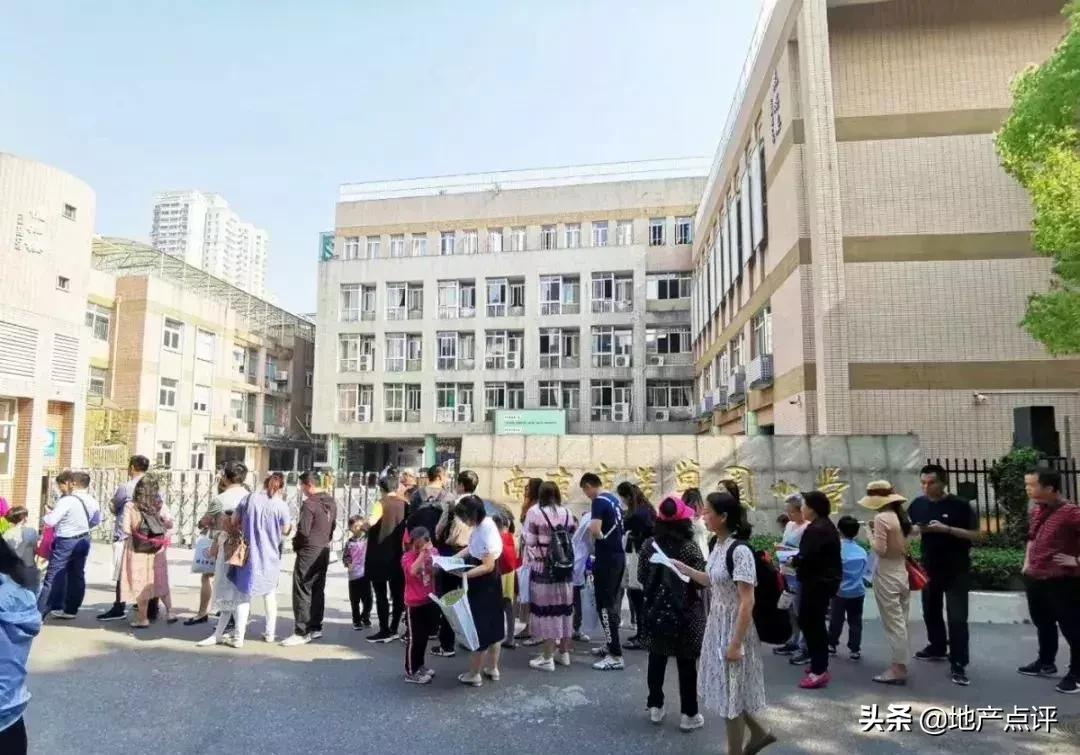 震惊！彻夜排队！南京名校招生人数爆满！周边楼盘却……