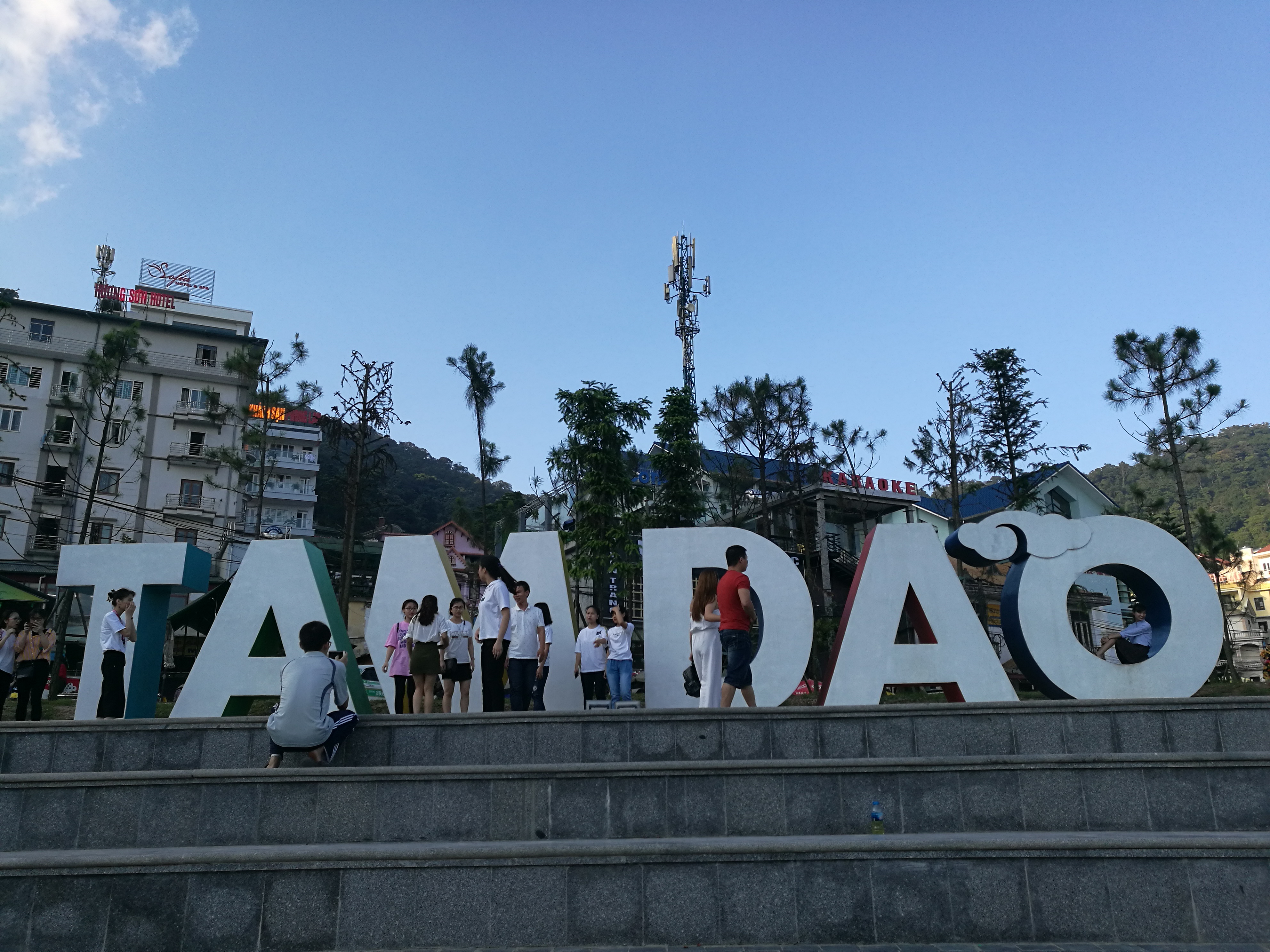 越南小妹独自野外深山探险,越南旅游奇遇记