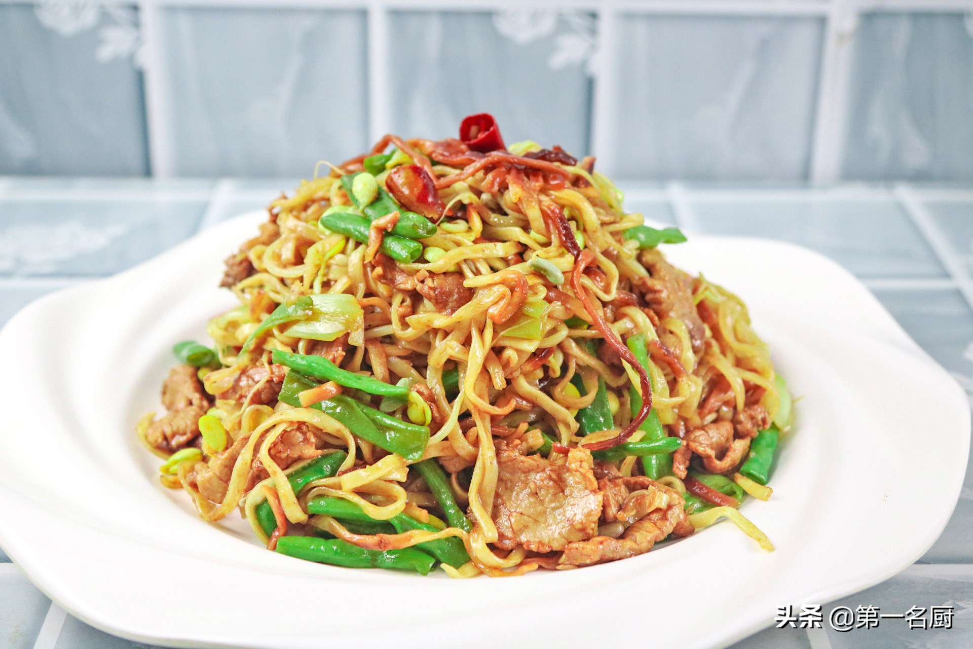 用铁锅炒的面条怎么做,生面条在锅里蒸的做法