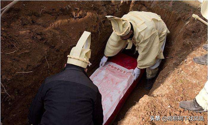 出殡的时候拿着一束花要紧么,出殡以后家门口放把刀