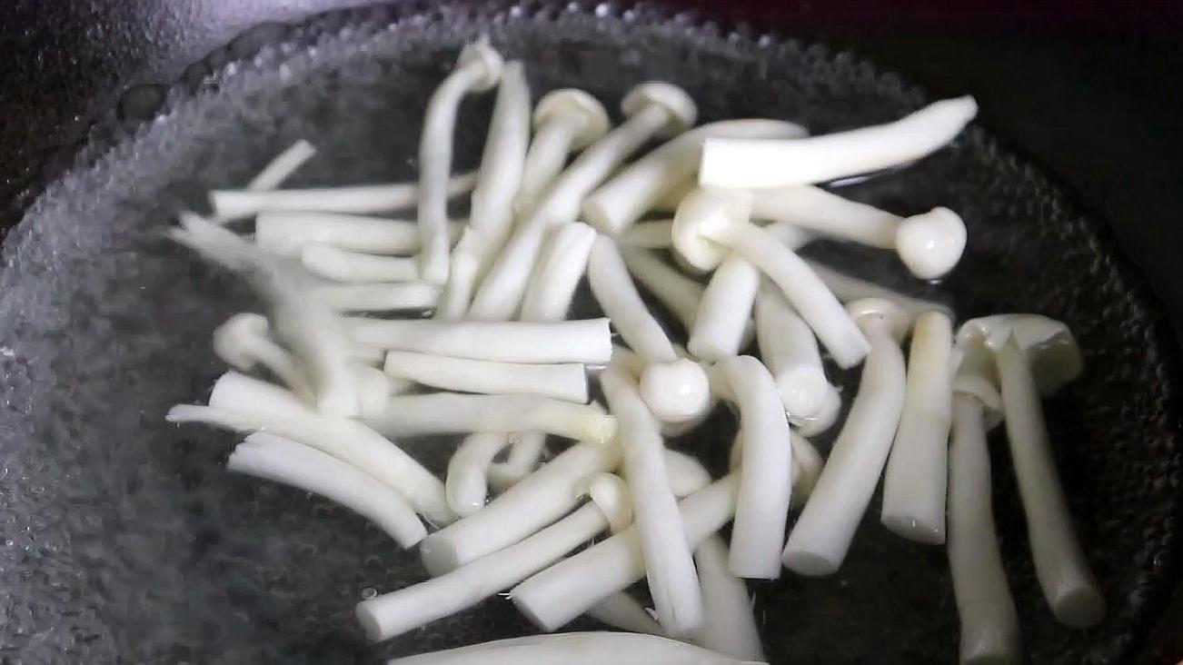 西红柿菌菇汤做法,给孩子做的早餐番茄菌菇汤