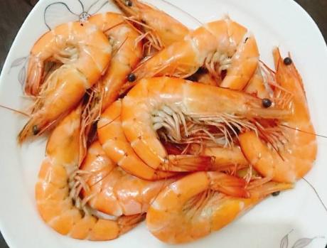 白水煮虾要怎么才不会黑,白水煮虾煮几分钟做法