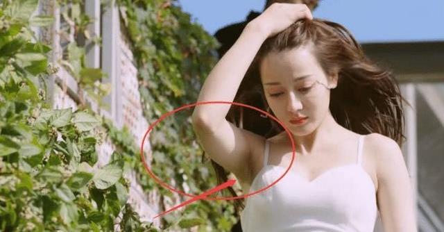 迪丽热巴整理头发,迪丽热巴毛发