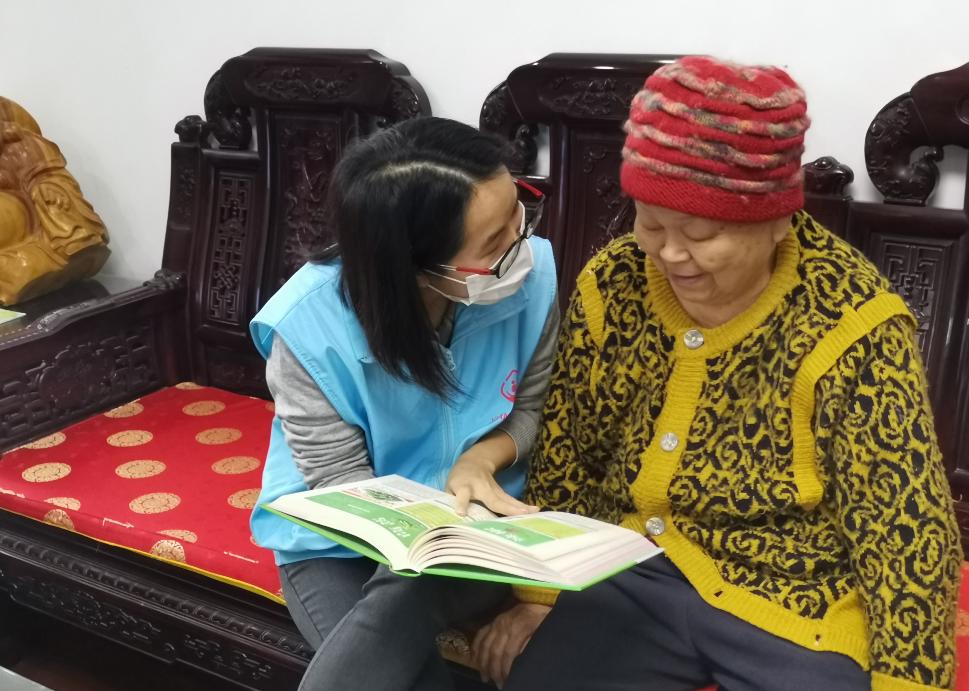 如何照顾失能失智父母,颐安陪护有限责任公司