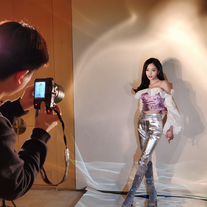 吴宣仪粉色蝴蝶短裙,吴宣仪黑色长筒袜加短裙