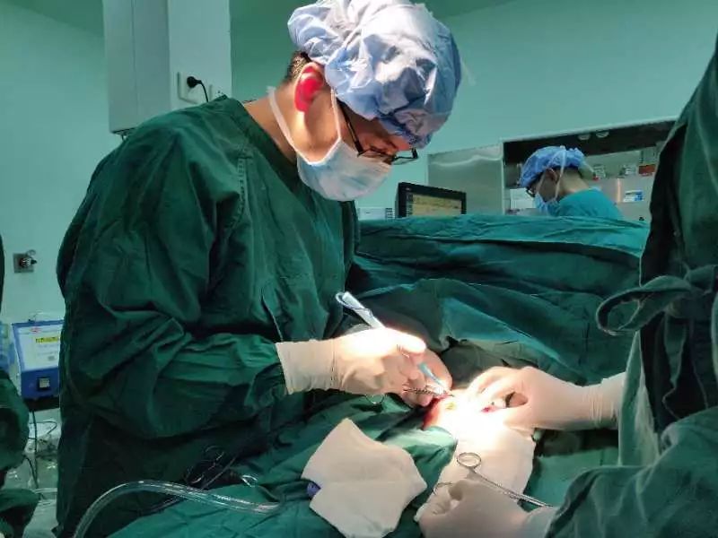 心疼！出生2天早产儿腹胀如包子生命垂危，医生打开腹...