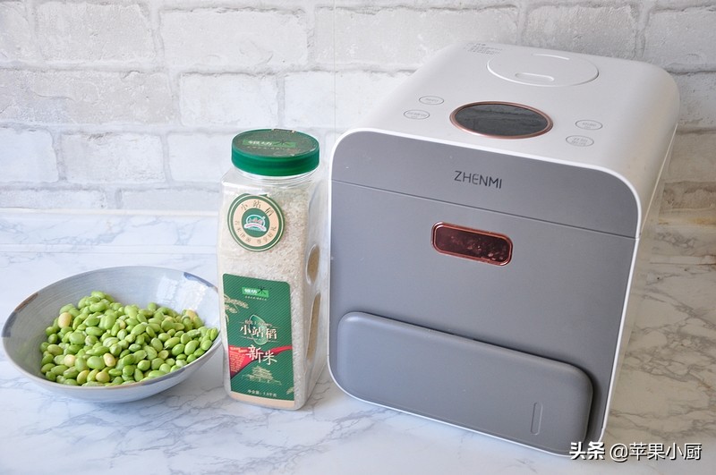 毛豆别光带壳煮着当下酒菜了，教你新吃法，与米饭同煮，越嚼越香