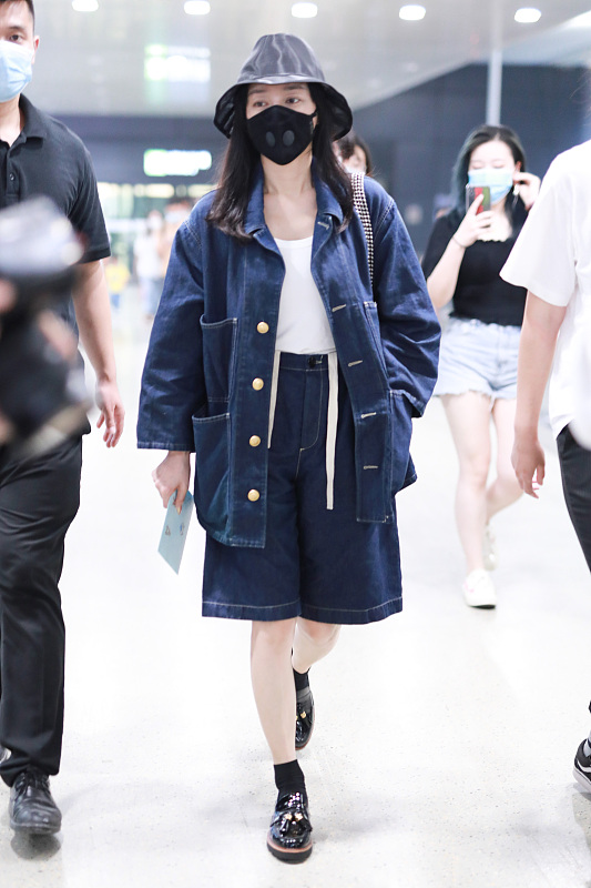 秦岚一身牛仔装亮眼美感,秦岚穿露肩上衣配紧身牛仔裤