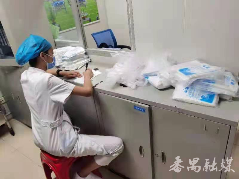 有了降温马甲,妈妈再也不用担心我中暑了番禺区中心医院“新蕊”志愿队为外出核酸采样队助力