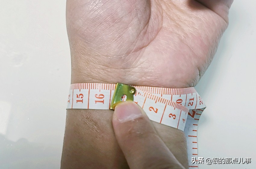 想买到合适尺寸的银手镯，你需要专业的测量方法