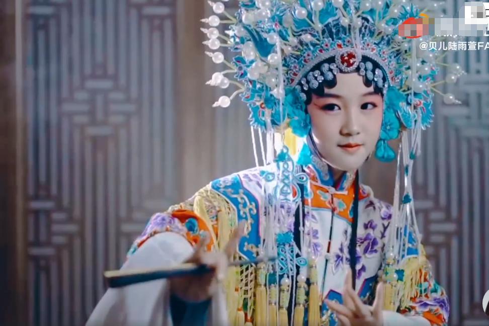 12岁星二代贝儿晒京剧扮相，一颦一笑充满韵味，网友：妩媚的陆毅