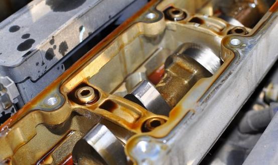 新车气门室盖垫渗油4s店有说法吗,面包车气门室盖垫渗油有必要修吗