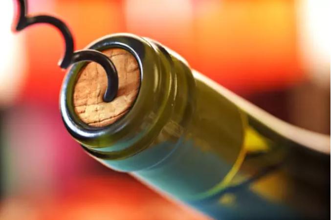 葡萄酒放久了变酸还能喝吗,葡萄酒放久有沉淀物还能喝么