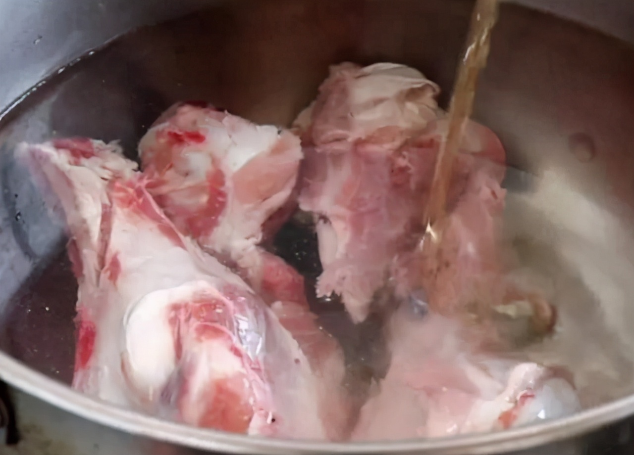 骨头汤怎么炖最好喝原汁原味,炖骨头汤记住二放二不放