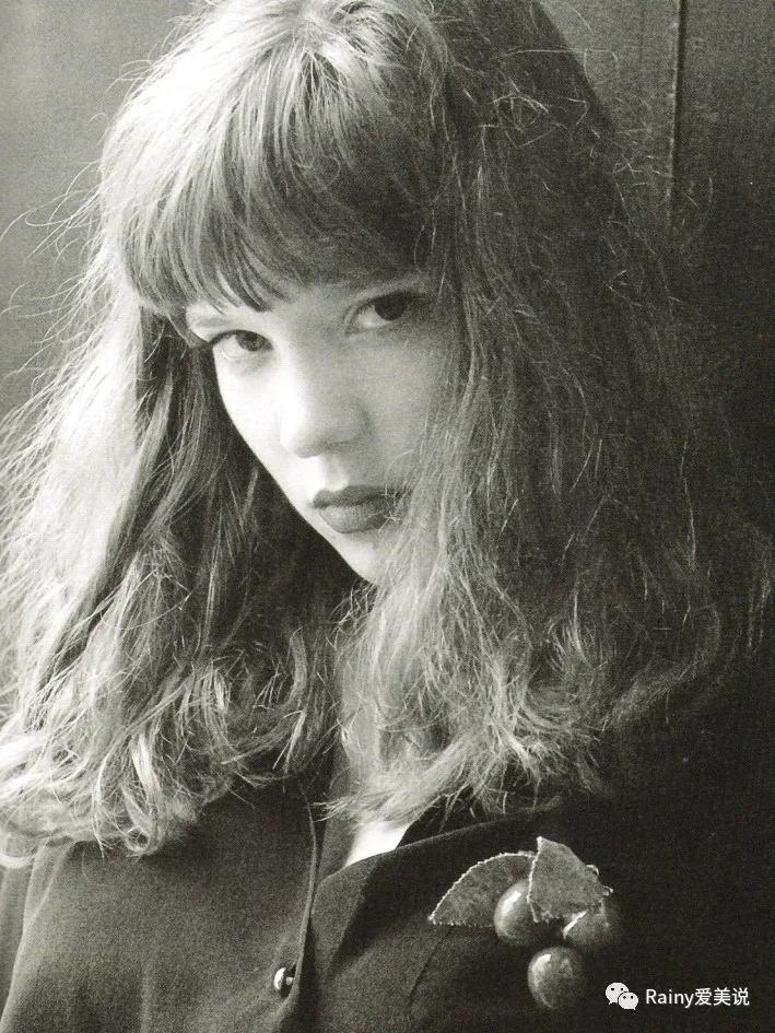 牙缝大、脸盘方,这位“法兰西玫瑰”是怎么美出了自己的特色?